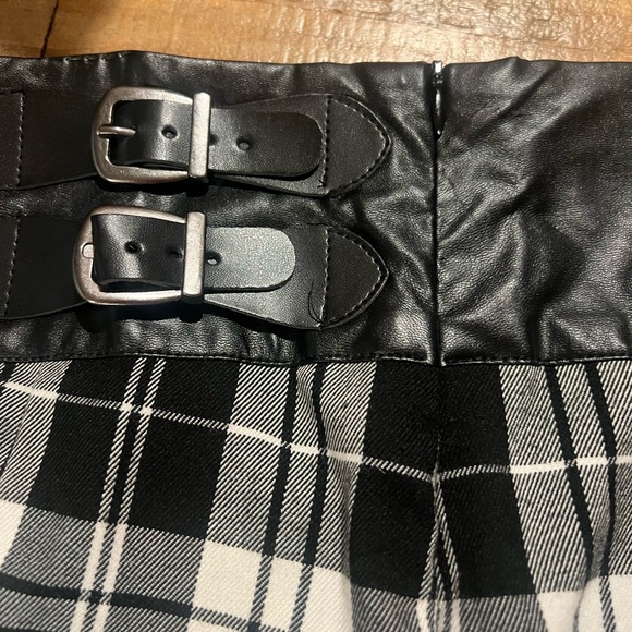 Forever 21 Mini Skirt - Juniors size L - Picture 7 of 8